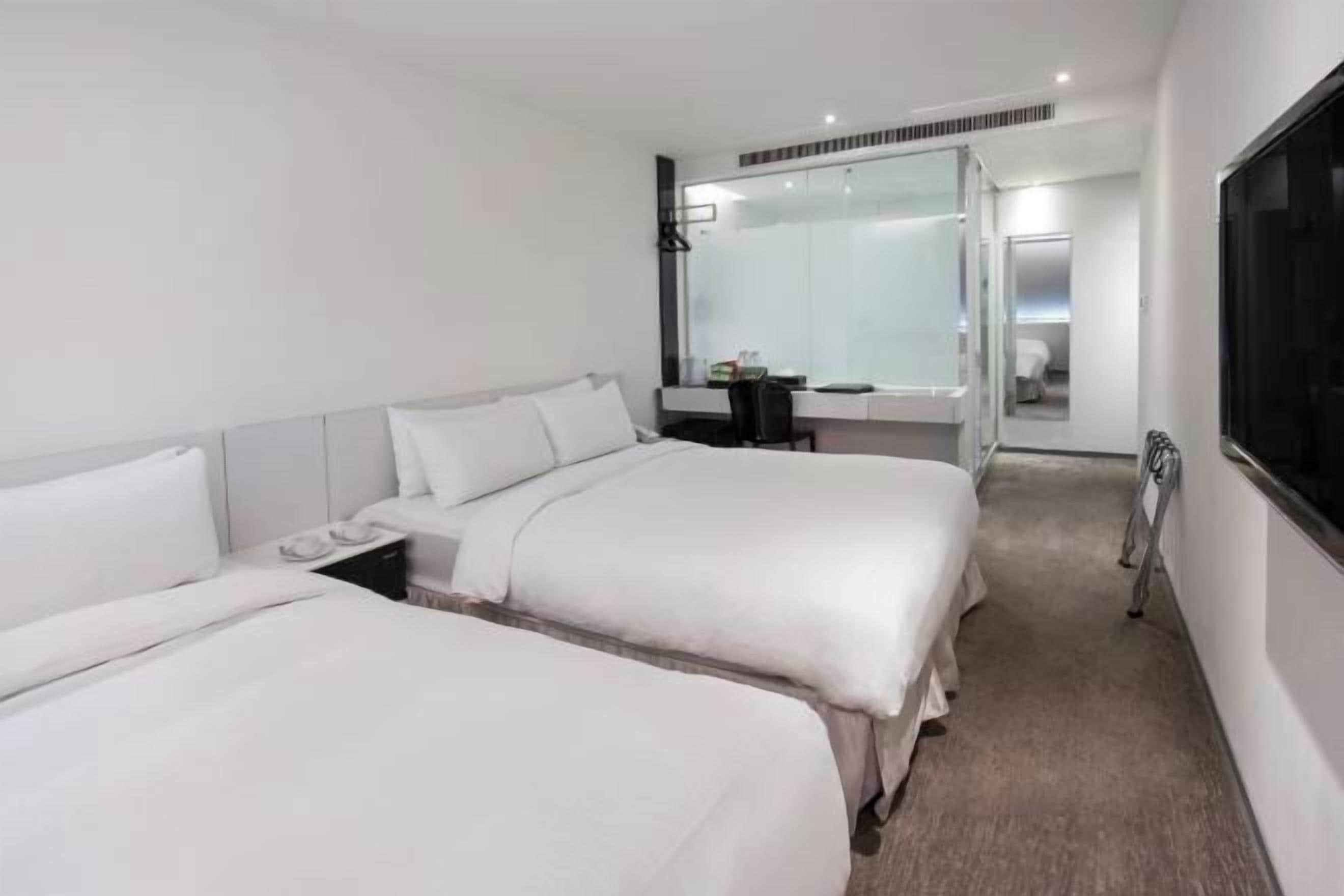 1 soverom, sengetøy av topp kvalitet, dundyner og minibar (inkludert)