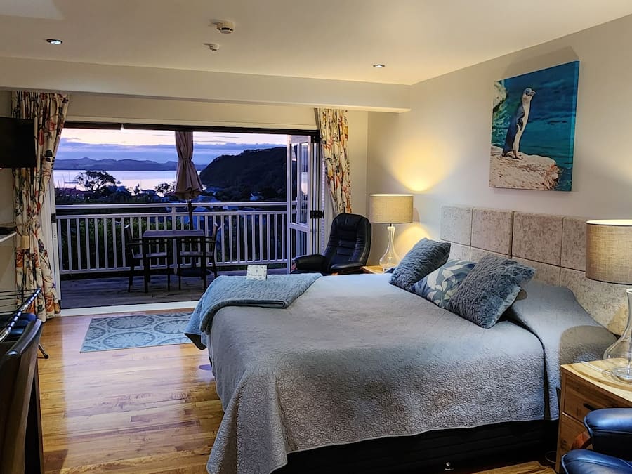 Deluxe dubbelrum eller tvåbäddsrum | Sängtillbehör av högsta kvalitet och värdeförvaringsskåp på rummet