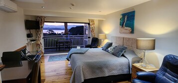 华丽双人房或双床房 | 高档床上用品、客房内保险箱、特色装修、特色家居