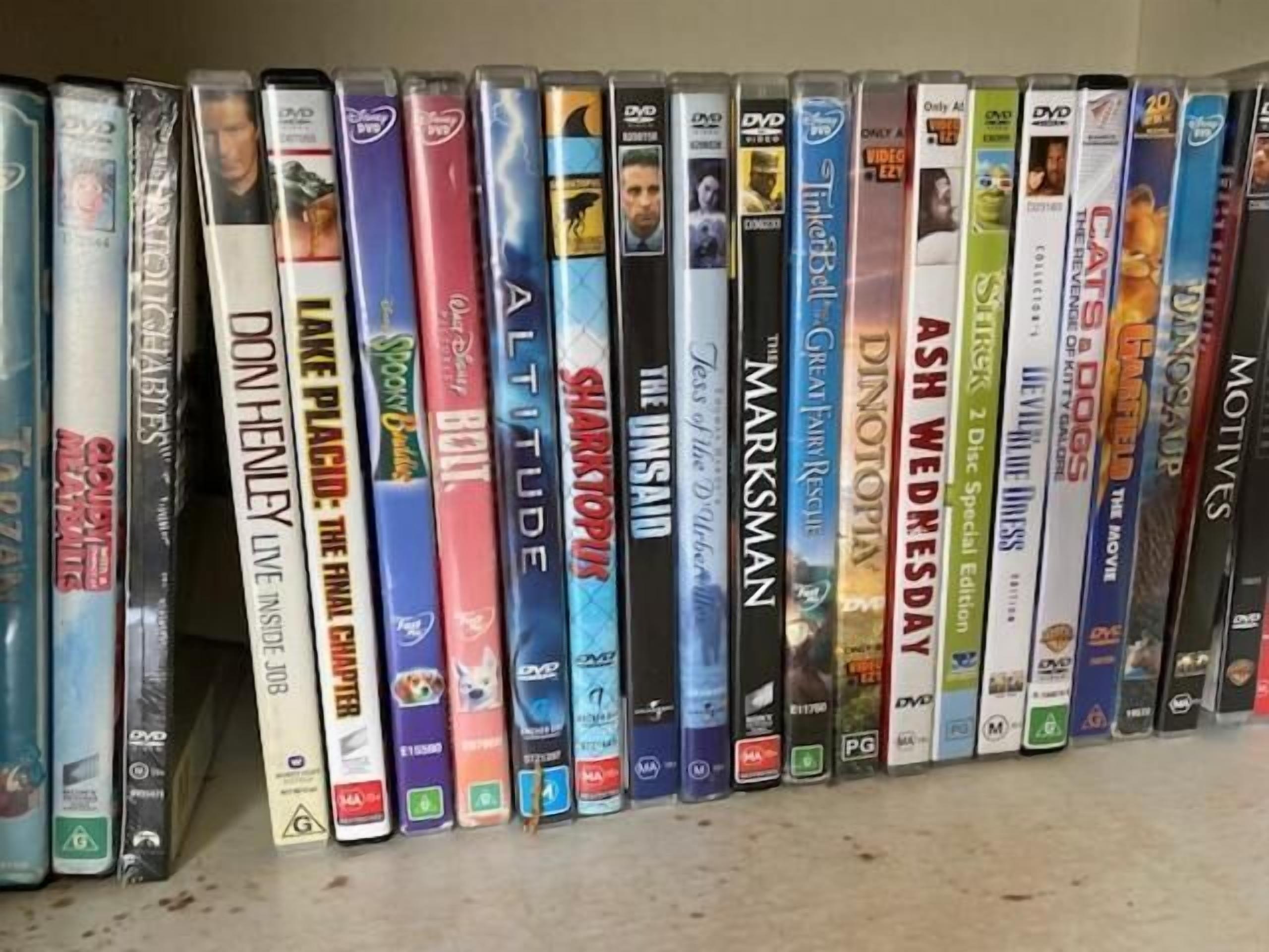 Eine Auswahl an DVDs auf einem Regal.