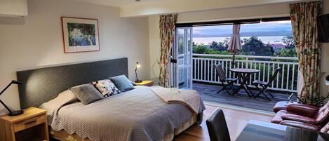 Ropa de cama de alta calidad y caja de seguridad en la habitación