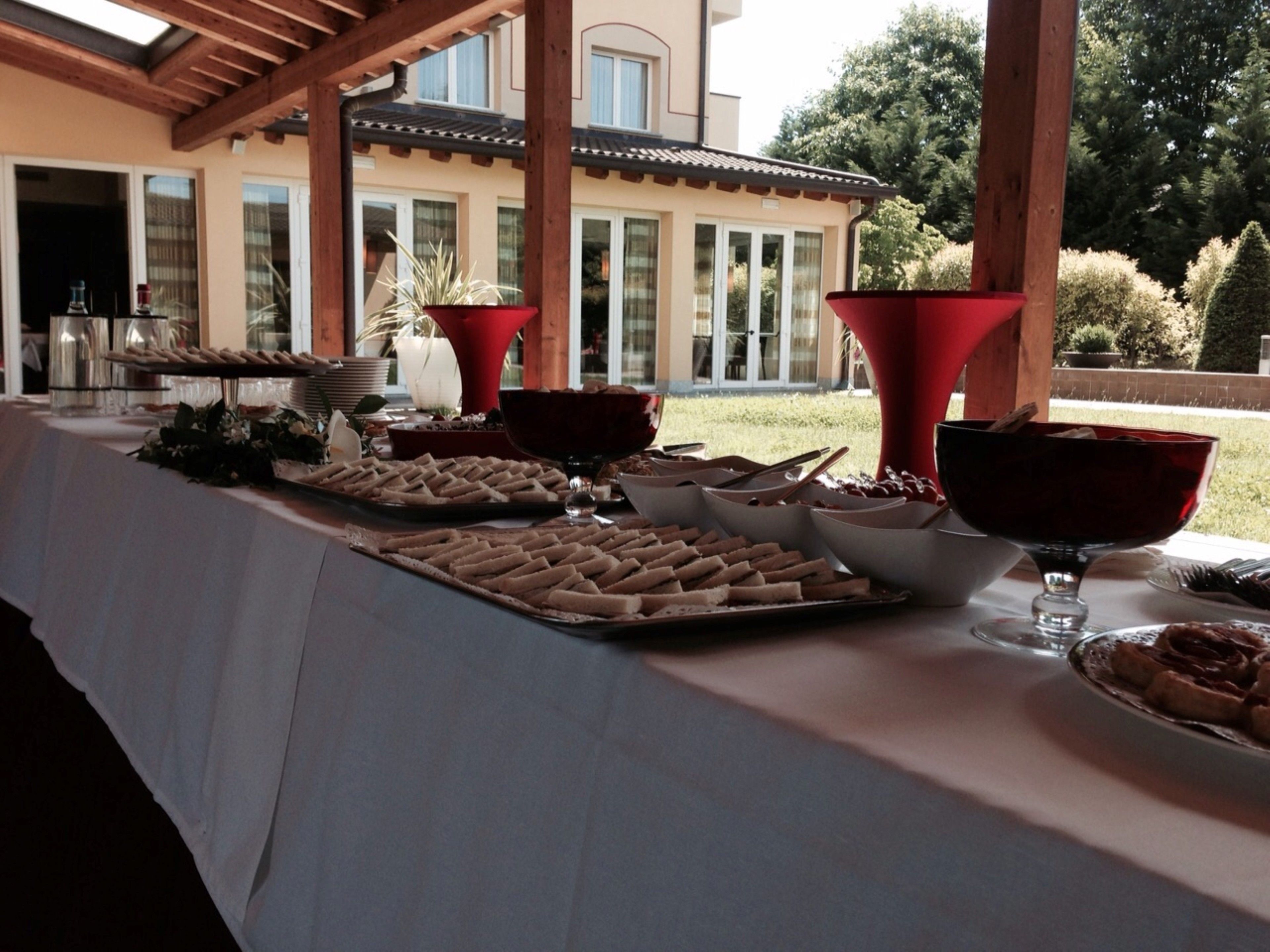 บริการอาหารเย็น, อาหารท้องถิ่นและนานาชาติ