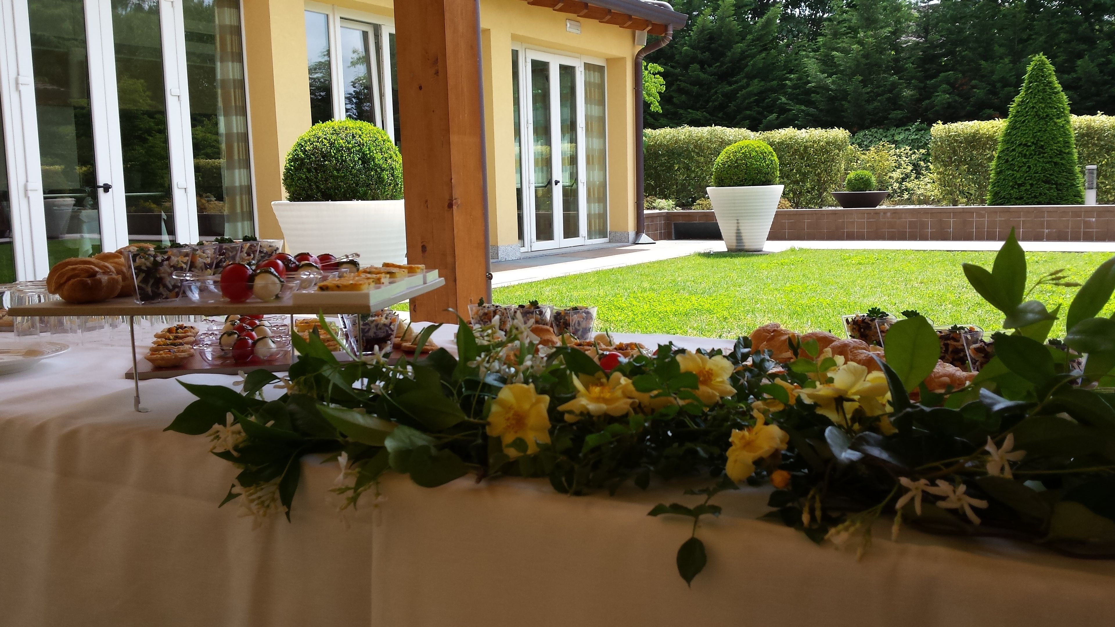 Une table avec divers aliments et une composition florale.