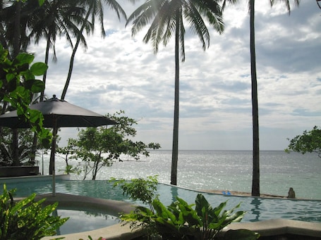 Outdoor pool, pool umbrellas, sun loungers. Punta Bulata Resort & Spa