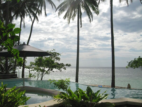 Outdoor pool, pool umbrellas, sun loungers - Punta Bulata Resort & Spa (Cauayan)