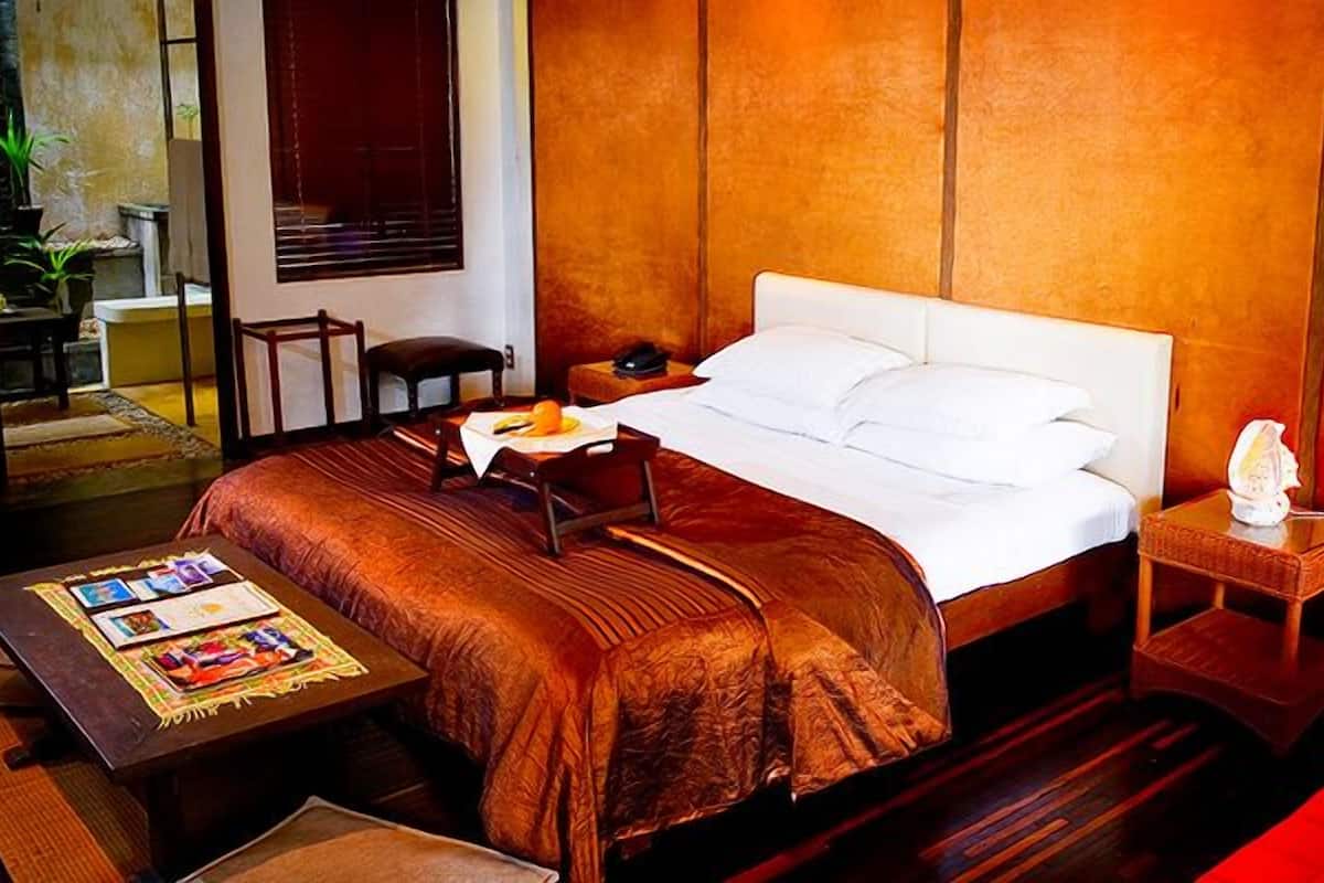 Deluxe King | Desk, bed sheets
