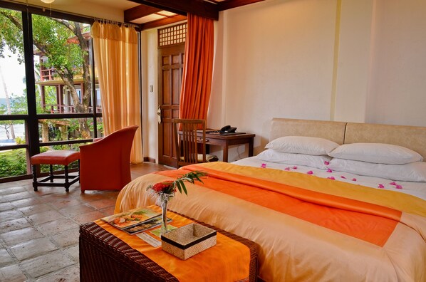 尊贵客房, 1 张特大床, 花园景观, 临海 | 办公桌、床单