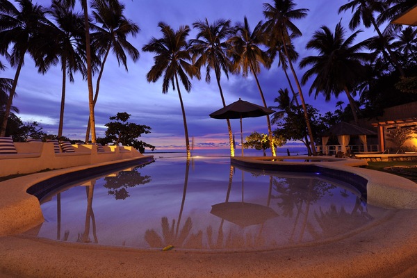 Kolam renang outdoor, dengan payung kolam renang dan kursi berjemur