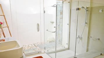 Beach Cabana | Bathroom | Free toiletries, bidet, towels