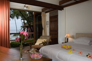 Premier Suite, Sea View | Desk, bed sheets