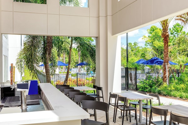 3 bares/lounges, 3 bares ao lado da piscina