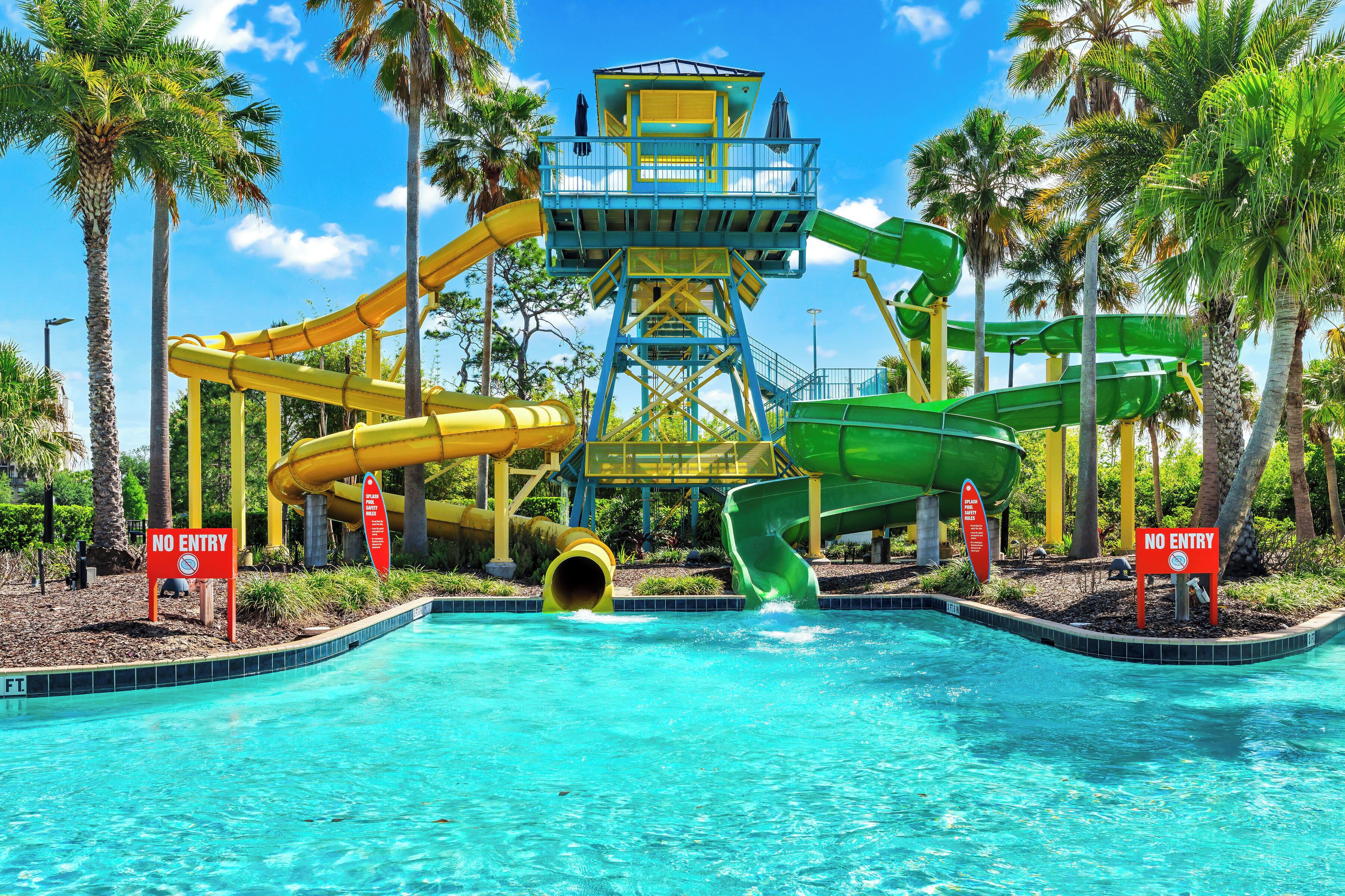 Ein Wasserpark mit mehreren Rutschen und einem Schwimmbecken.