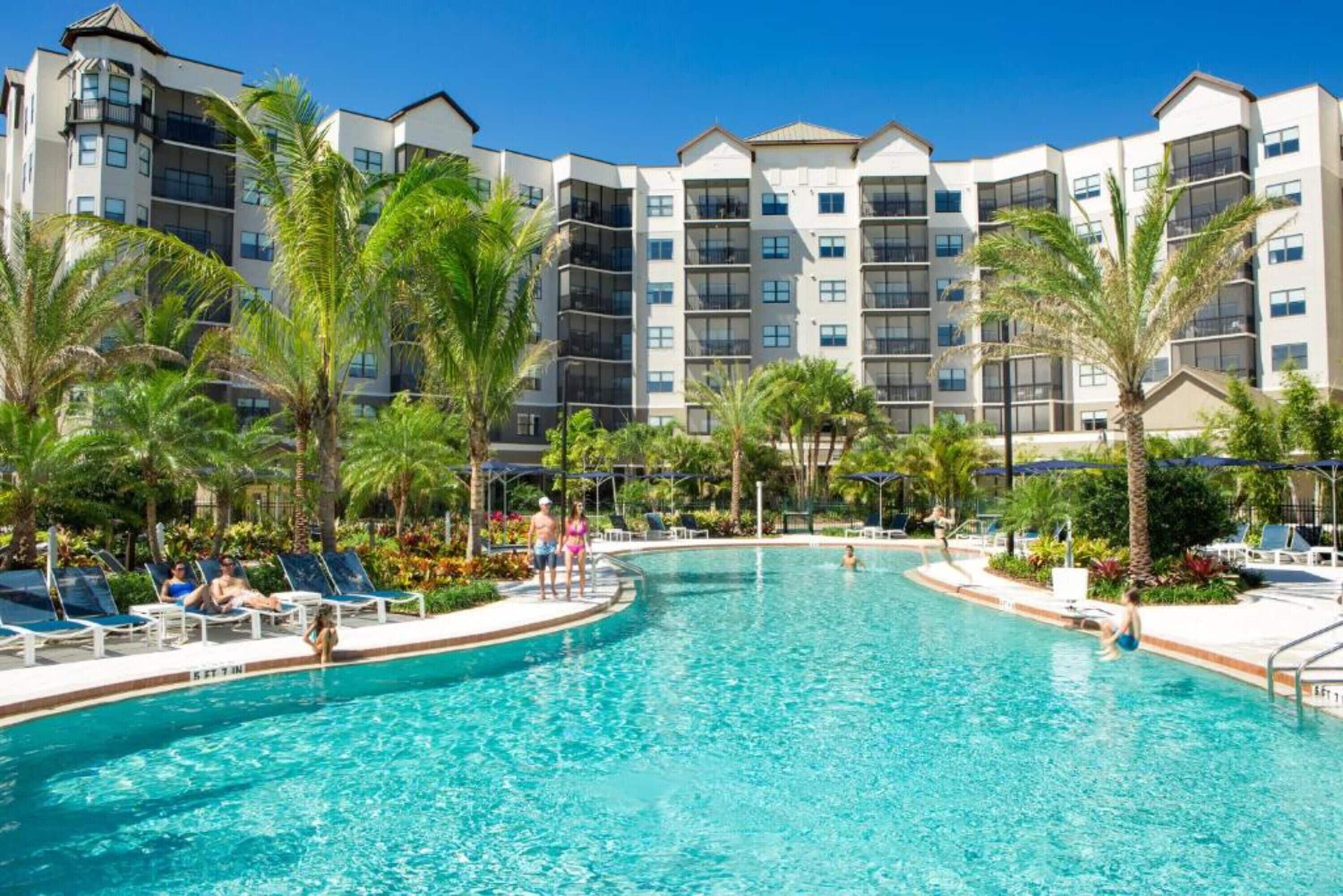 6 piscines extérieures, piscine chauffée, cabanas (supplément), parasols