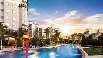 6 piscines extérieures, piscine chauffée, tentes de plage