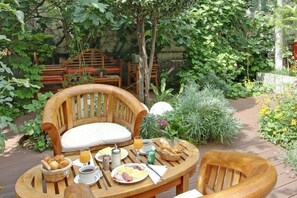 Outdoor dining - Hotel Alhambra (Paris)