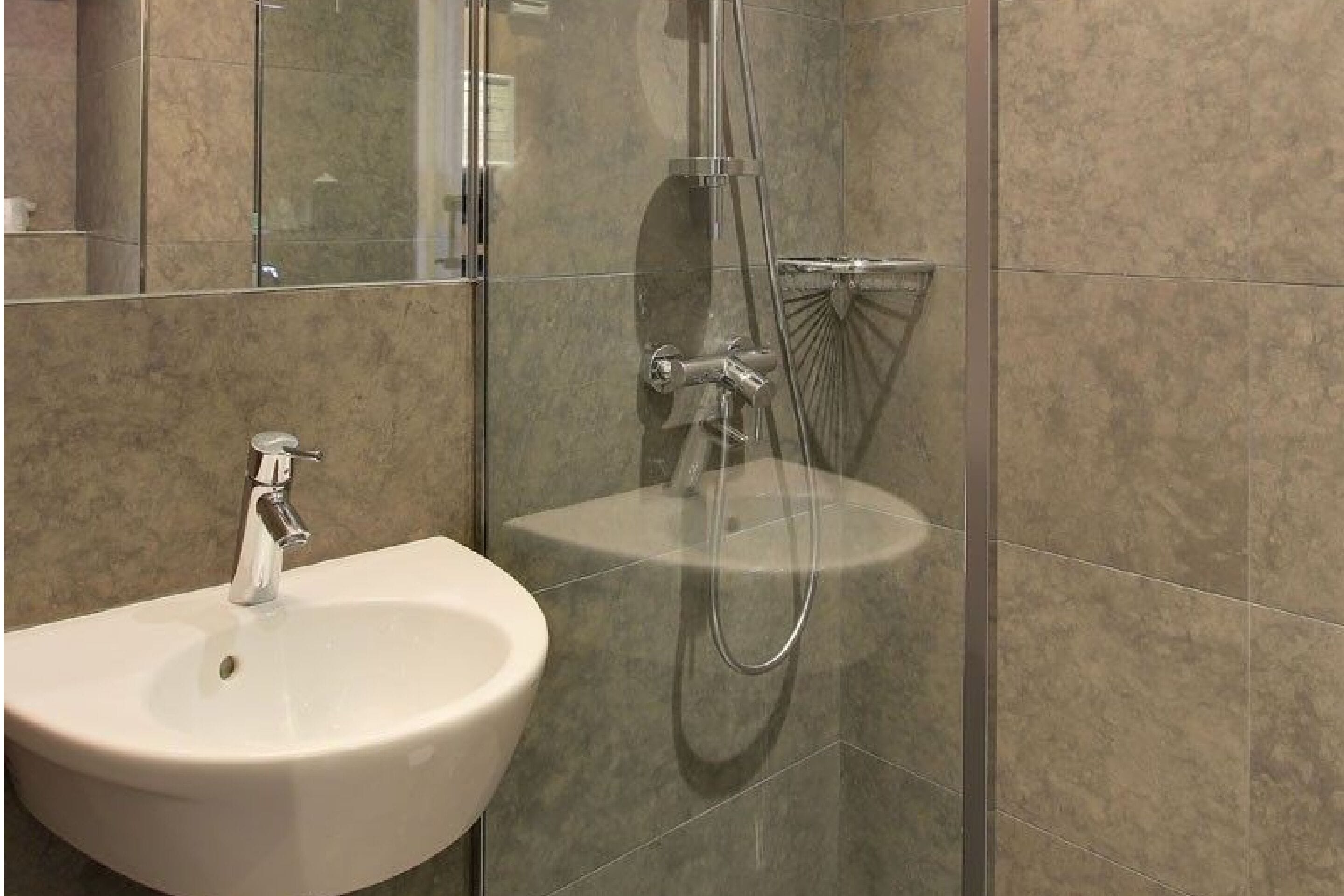 shower, rainfall showerhead, free toiletries, hair dryer