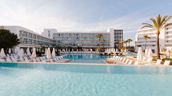 Indoor pool, 2 outdoor pools, pool umbrellas, pool loungers