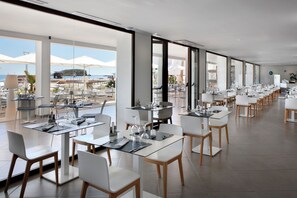 Un restaurant moderne doté d’une terrasse offrant une vue sur la côte.