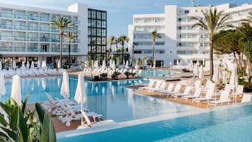 Inomhuspool, 2 utomhuspooler, parasoller och solstolar