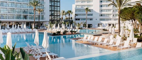 Inomhuspool, 2 utomhuspooler, parasoller och solstolar