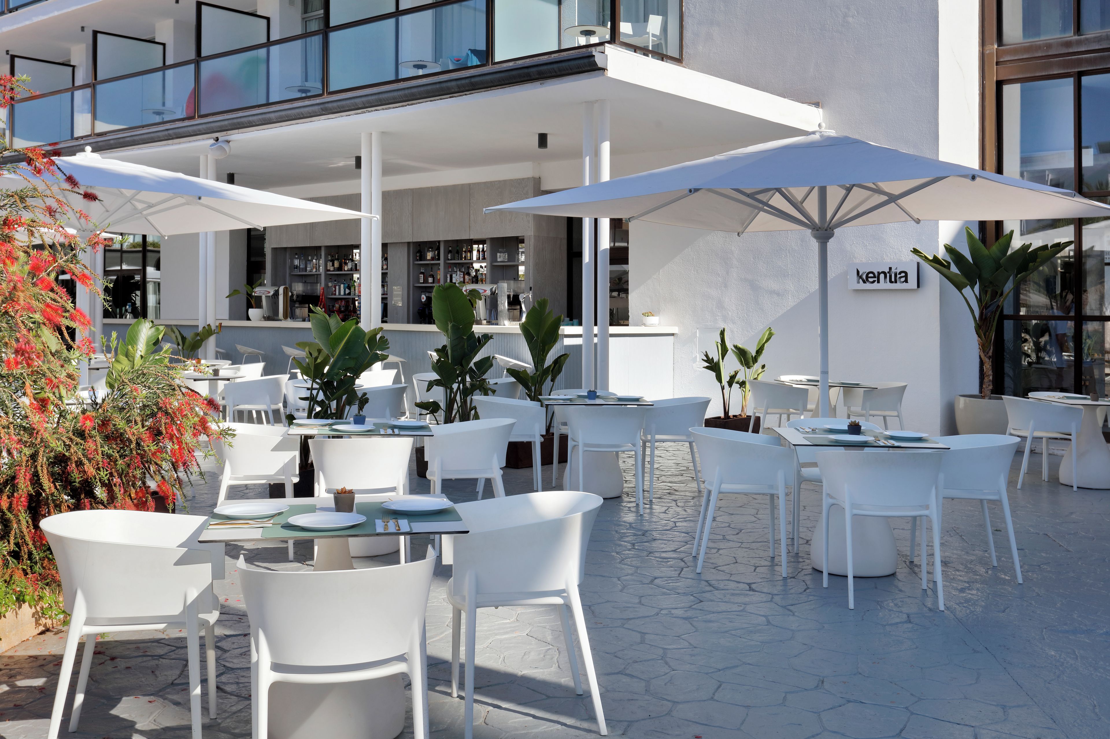 Bar junto a la piscina