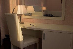 Habitación clásica doble de uso individual | Minibar, escritorio, cortinas opacas y cunas gratuitas