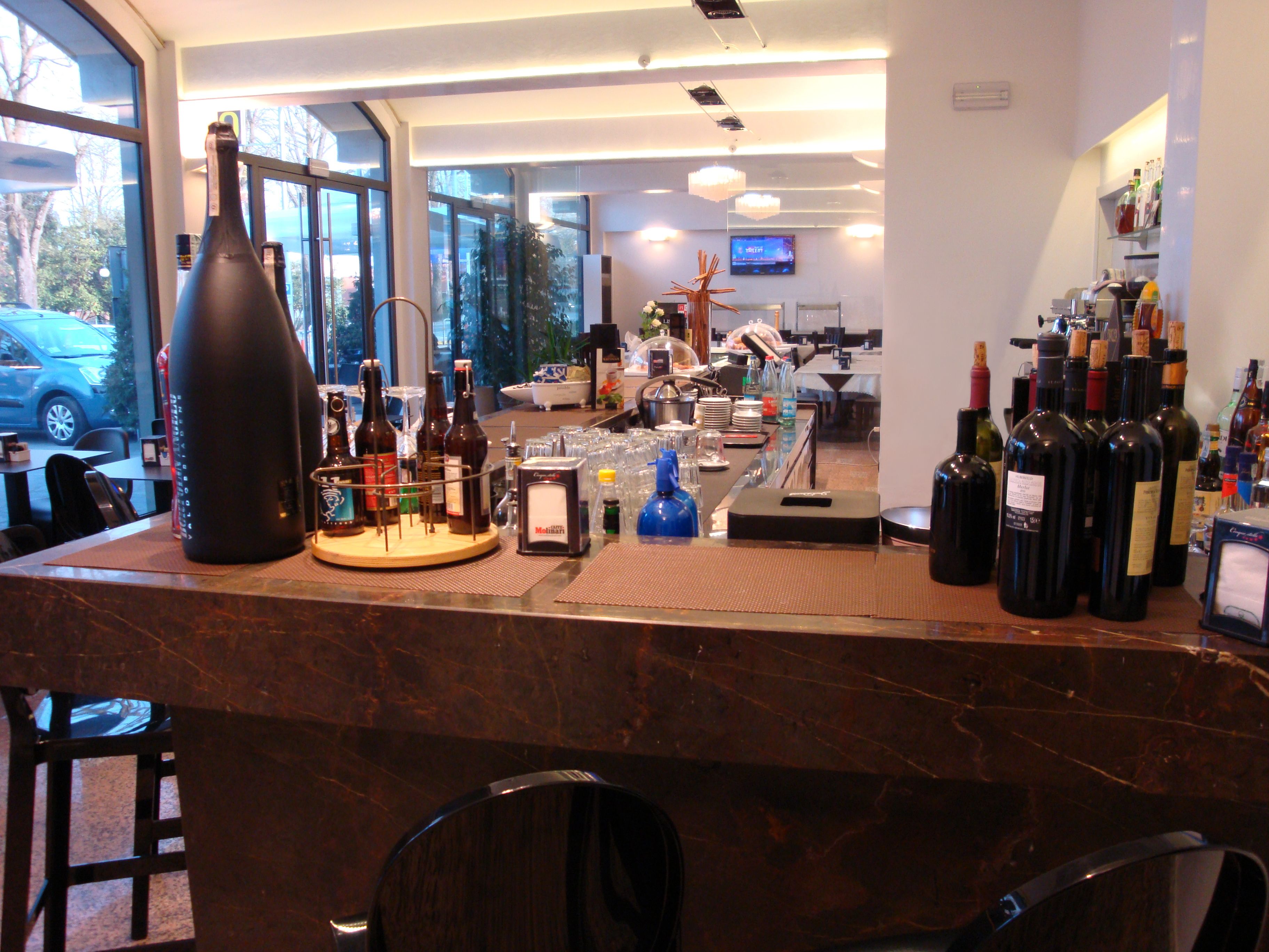 serves breakfast and lunch