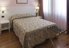 Minibar, desk, blackout curtains, free cots/infant beds - Hotel Pico Mirandola (Mirandola)