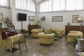 Lobby sitting area - Hotel Pico Mirandola (Mirandola)