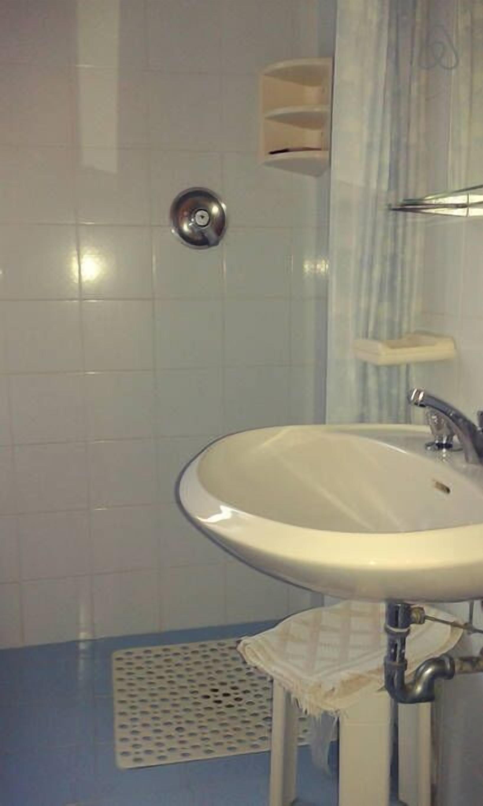 double room, sea view | bathroom | shower, free toiletries, hair dryer, bidet