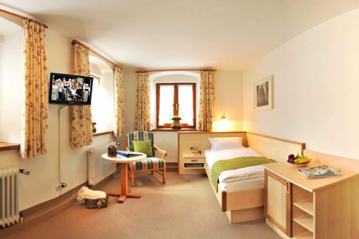 basic single room | living area | 35-inch flat-screen tv with satellite channels, tv