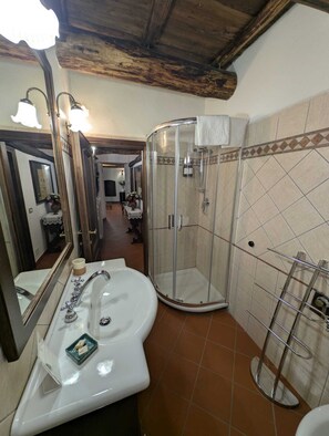 Familienapartment, 2 Schlafzimmer, Kochnische | Badezimmer | Dusche, umweltfreundliche Kosmetikartikel, Haartrockner, Hausschuhe