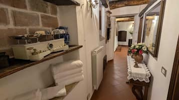 Apartamento família, 2 quartos, cozinha americana | Área de estar | TV LED 22 polegadas com canais digitais, TV