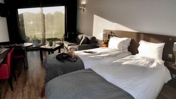 Double or Twin Room | Peralatan tempat tidur premium, bar mini, peti besi dalam bilik, meja