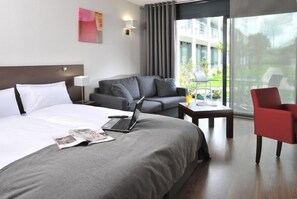 高档床上用品、迷你吧、客房内保险箱、办公桌