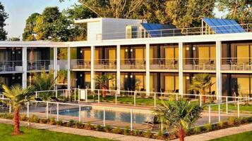 Piscine extérieure, parasols de plage, chaises longues