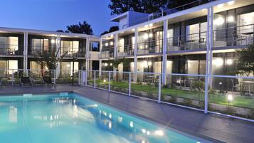 Piscine extérieure, parasols de plage, chaises longues