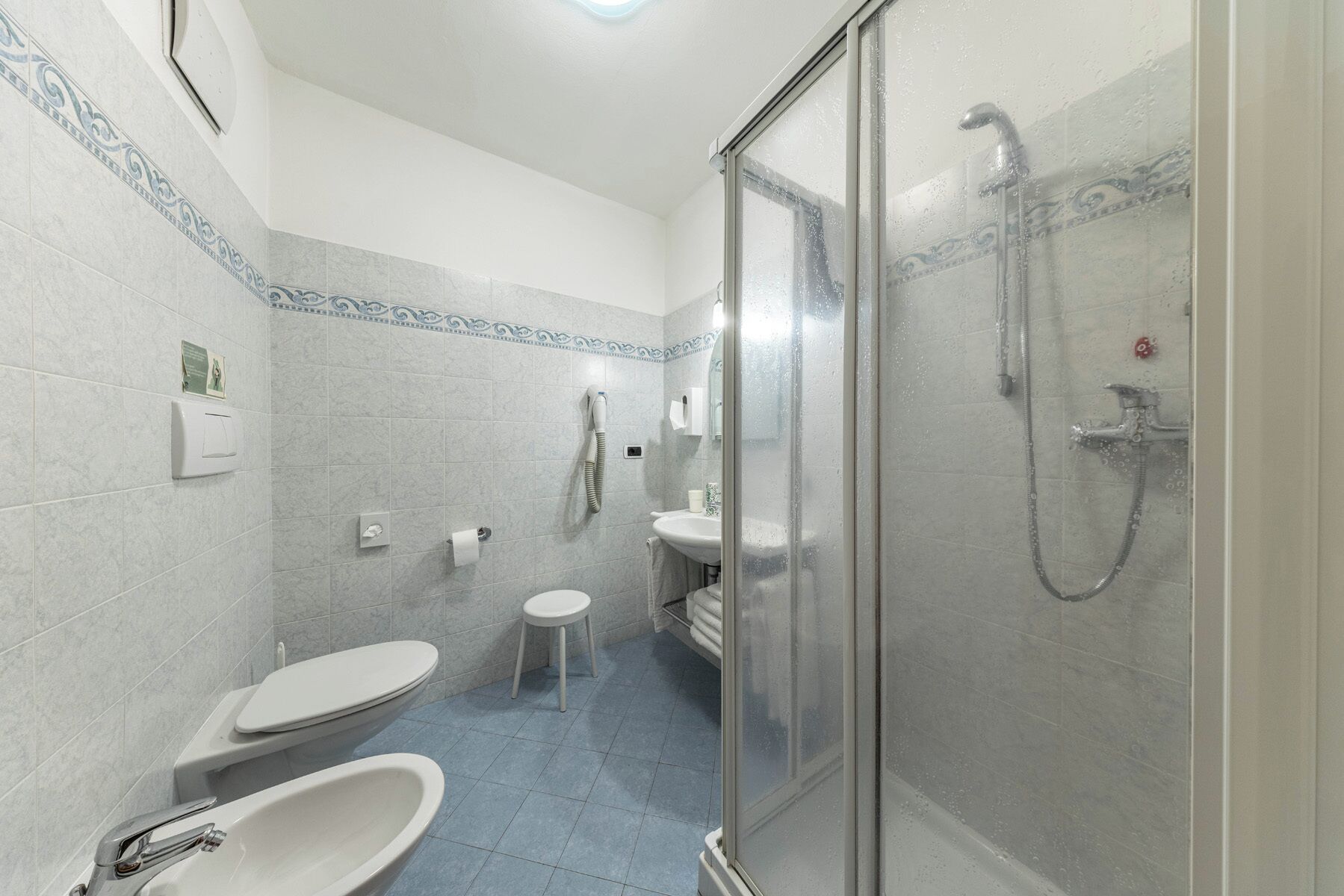 Tripla Comfort, 1 camera da letto | Bagno | Doccia, set di cortesia gratuito, asciugacapelli, bidet
