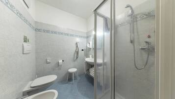 Tripla Comfort, 1 camera da letto | Bagno | Doccia, set di cortesia gratuito, asciugacapelli, bidet