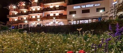 Fachada de la propiedad por la tarde o noche