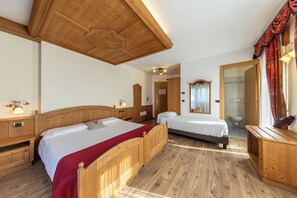 Comfort Triple Room, 1 Bedroom | Tempur-Pedic beds, in-room safe, desk, free WiFi - La Perla (Primiero San Martino di Castrozza)