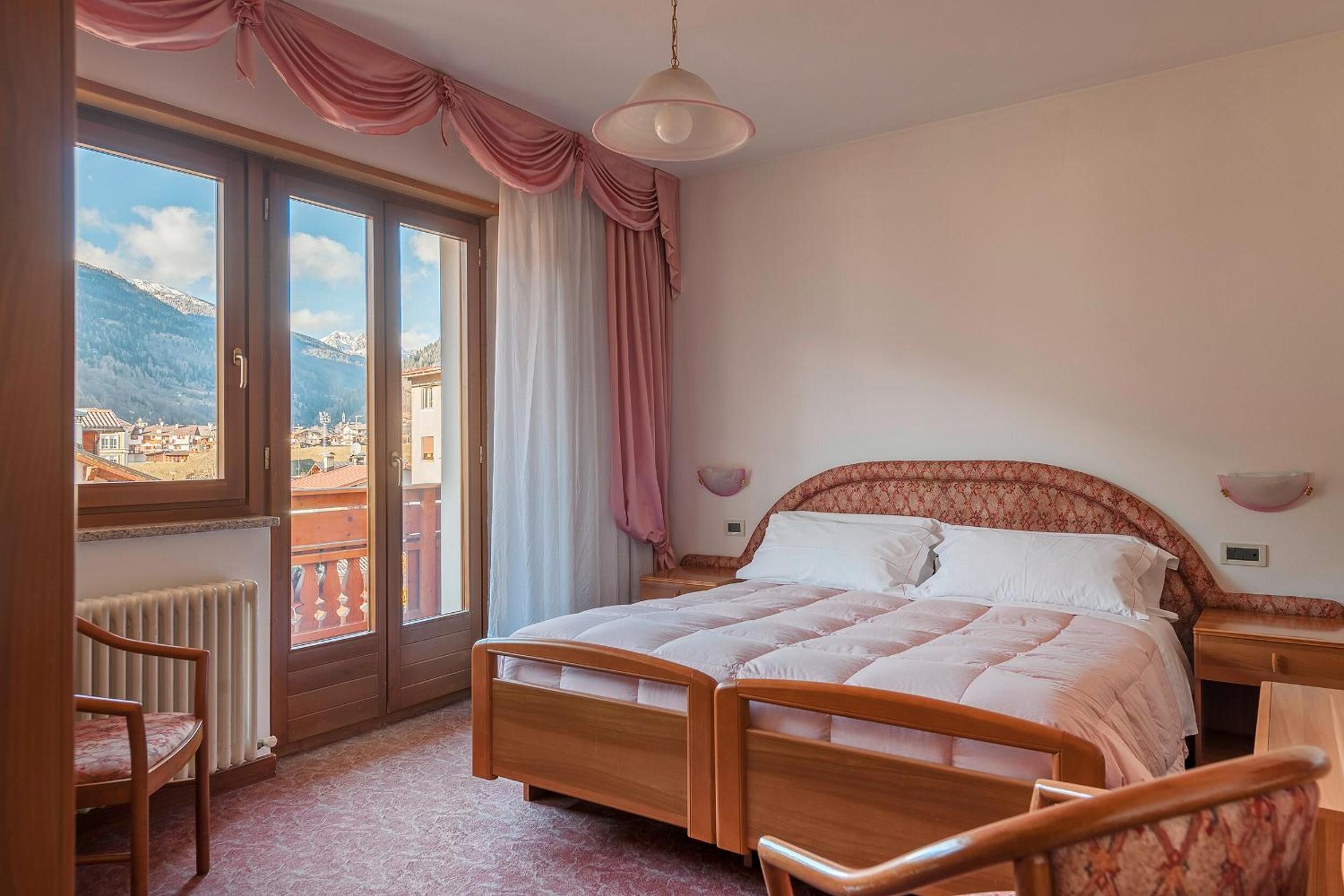 tempur-pedic beds, in-room safe, desk, free wifi