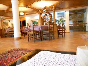 供应早餐、午餐和晚餐，意大利菜