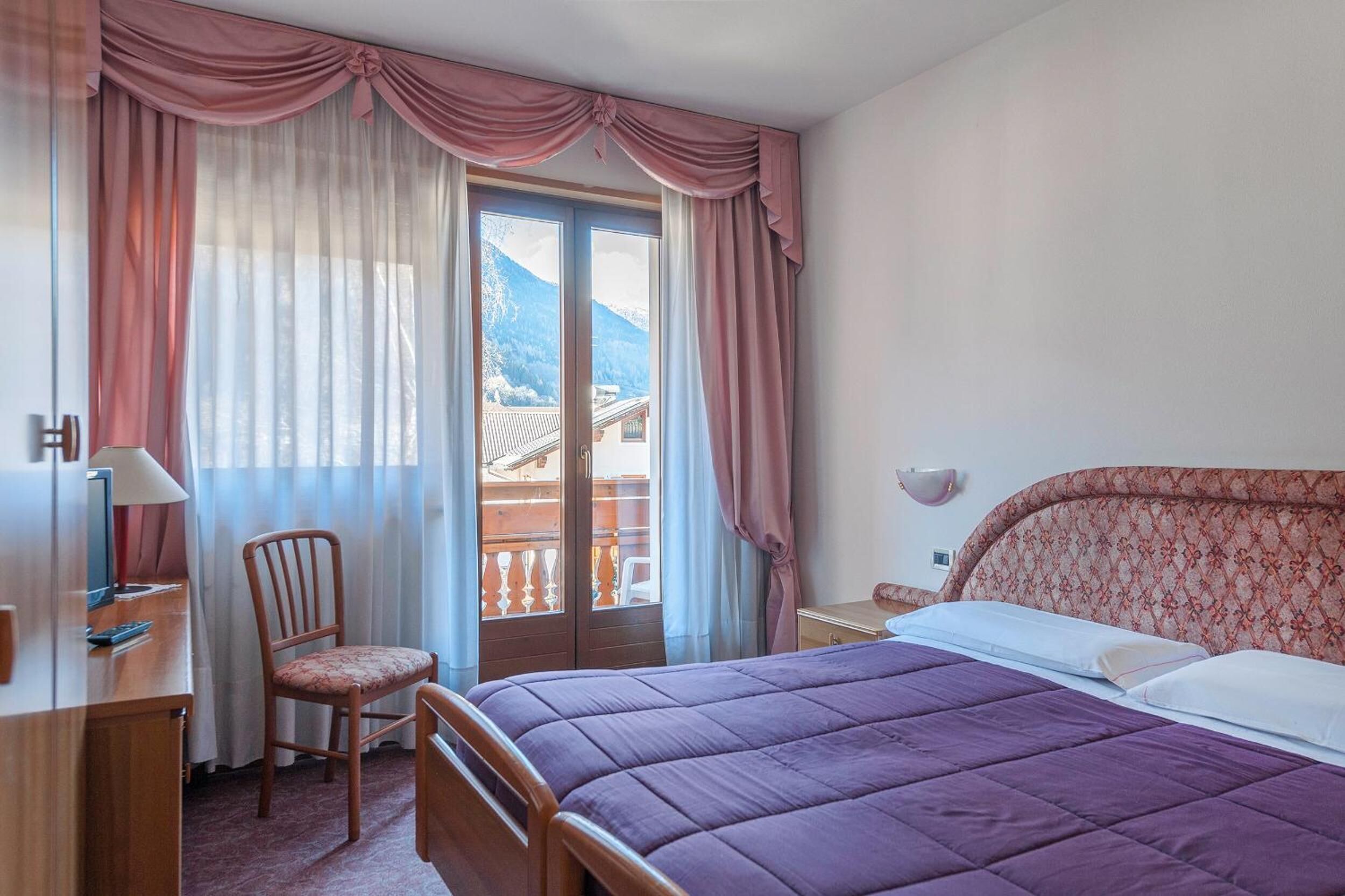 tempur-pedic beds, in-room safe, desk, free wifi