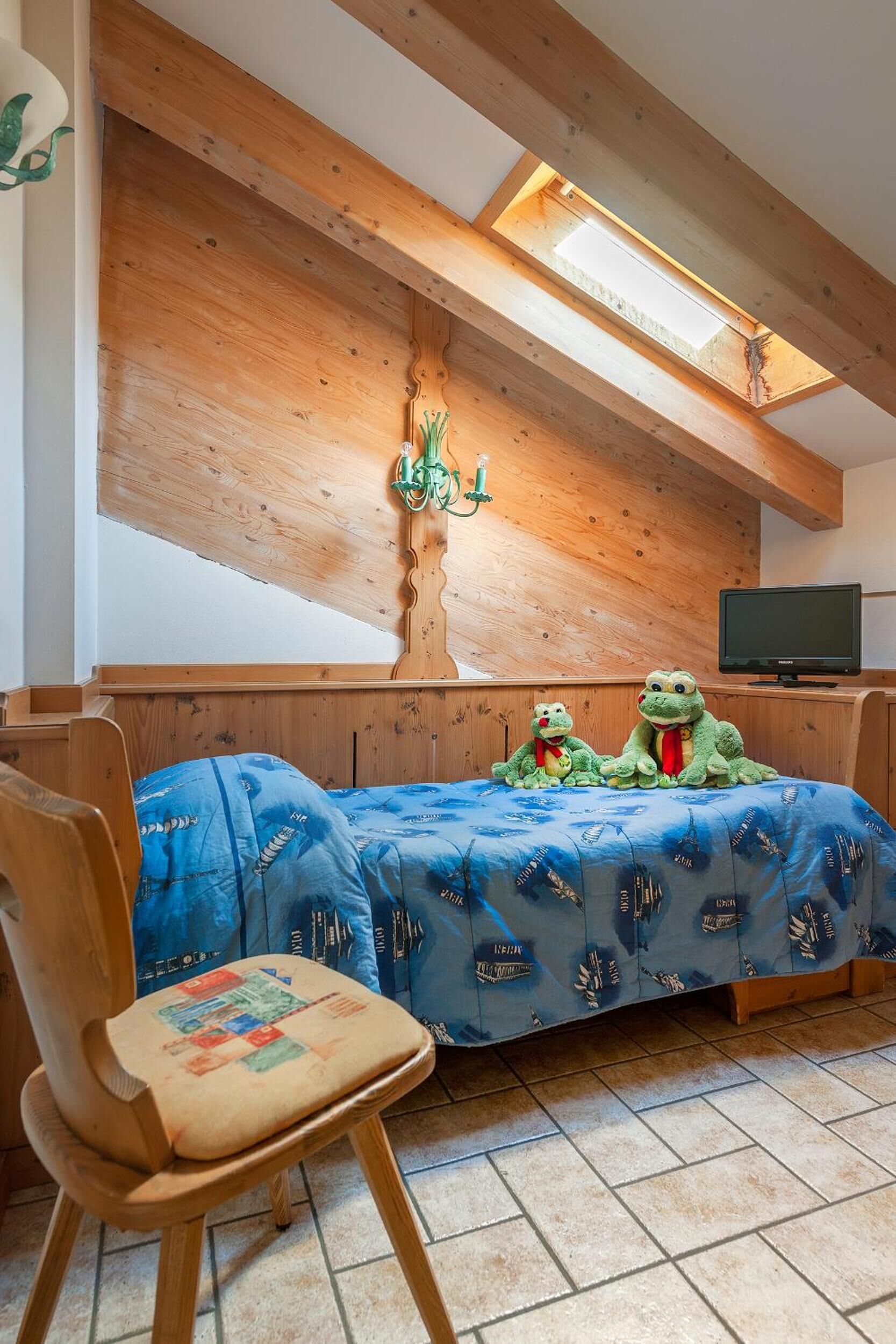 tempur-pedic beds, in-room safe, desk, free wifi