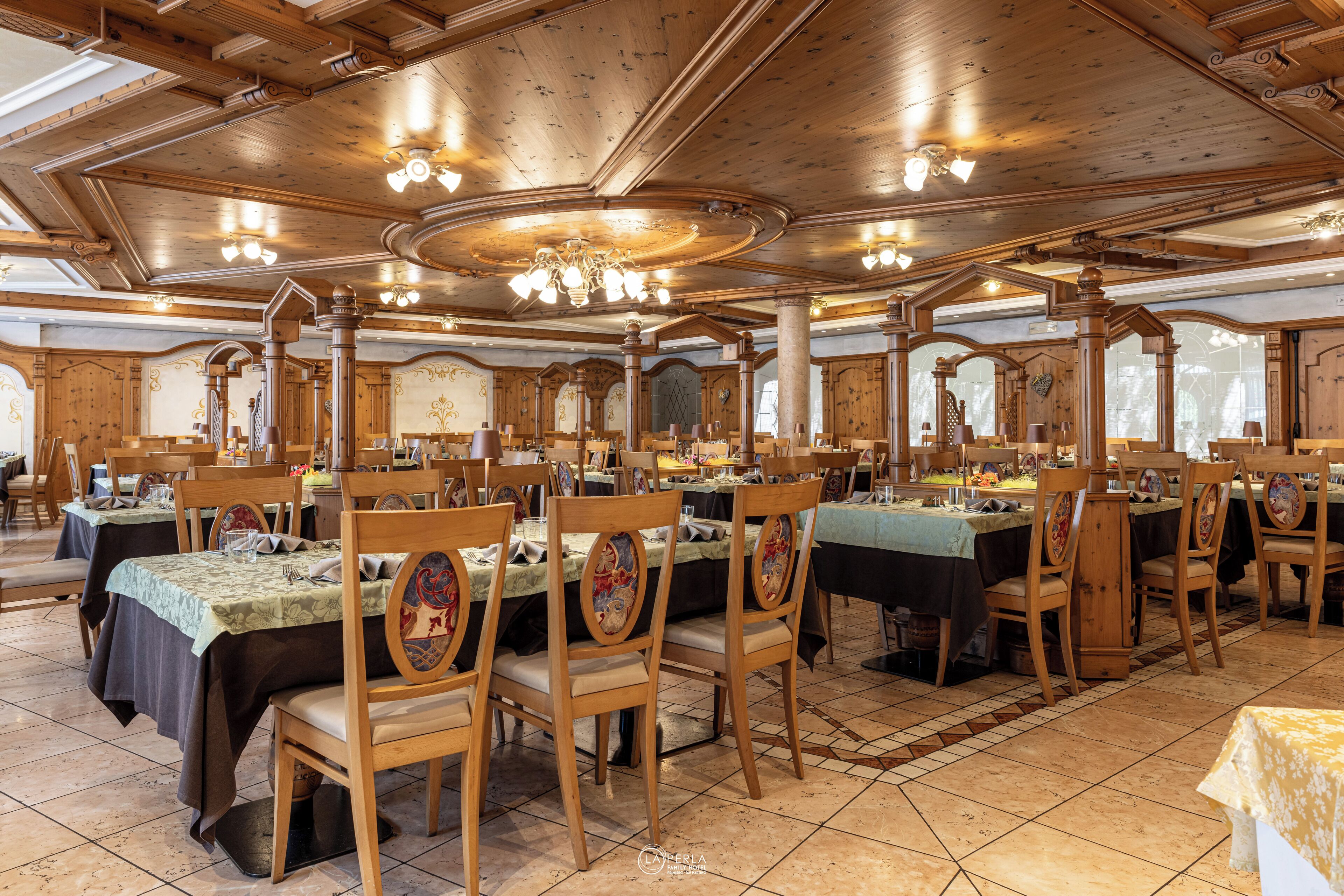 حيث تُقدم وجبات الإفطار، الغداء، العشاء، الأطباق الإيطالية