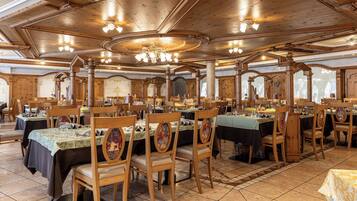 Breakfast, lunch, dinner served; Italian cuisine