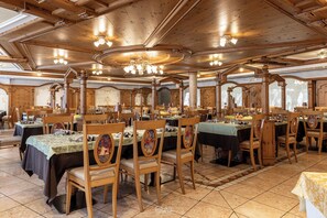 Breakfast, lunch, dinner served; Italian cuisine  - La Perla (Primiero San Martino di Castrozza)