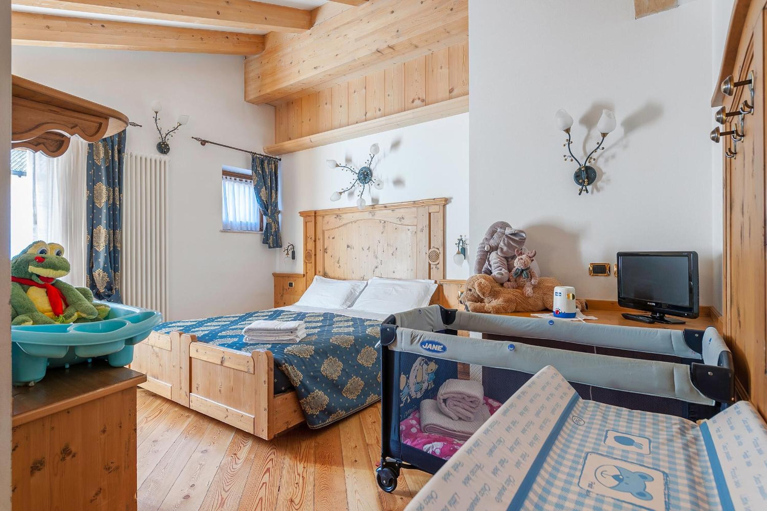 tempur-pedic beds, in-room safe, desk, free wifi