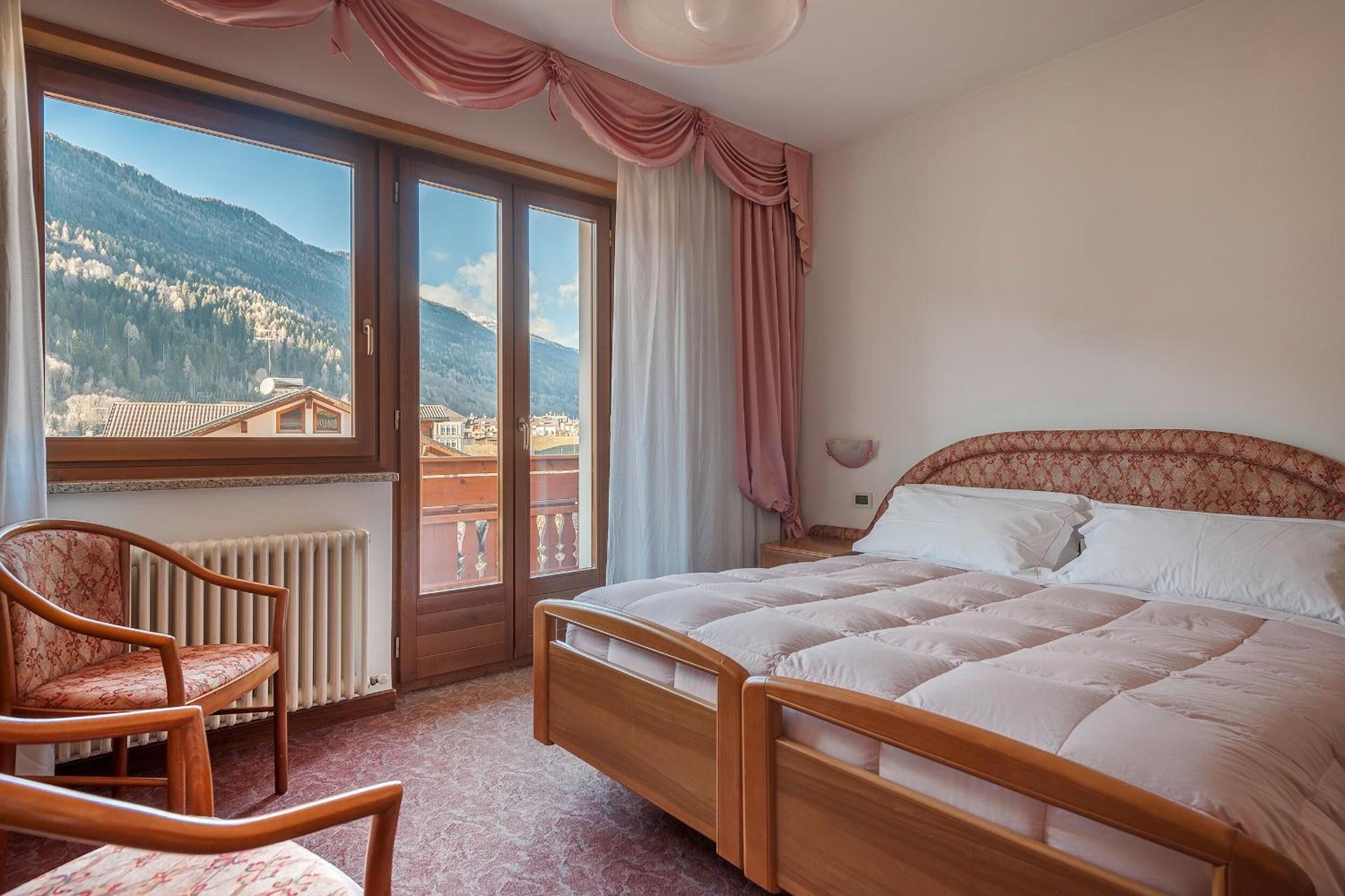 tempur-pedic beds, in-room safe, desk, free wifi